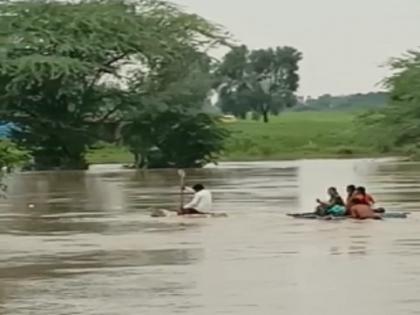 The bridge went underwater; A pregnant woman made a thrilling journey on a raft | पुल गेला पाण्याखाली; गर्भवती महिलेने केला तराफ्यावरून थरारक प्रवास