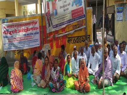 Locked palika office for the demand of pension by retired employees | थकीत पेन्शनच्या मागणीसाठी सेवानिवृत्त कर्मचार्‍यांनी पूर्णा पालिकेस ठोकले कुलूप 