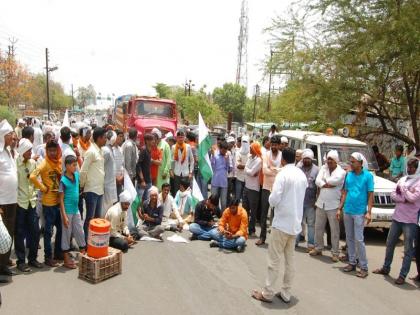 Stop the way to 15 places in Parbhani district against Reliance Insurance Company | रिलायन्स विमा कंपनीविरोधात परभणी जिल्ह्यात १५ ठिकाणी रास्ता रोको