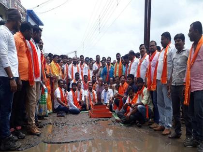 MLA Patil performing Yadny sitting in the potholes of against Parbhani Municipal Corporation | परभणी मनपाच्या विरोधात आमदार पाटील यांचा खड्ड्यात बसून यज्ञ