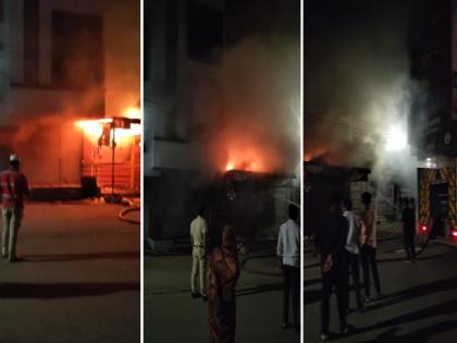 Fire breaks out at three shops in Parbhani at midnight, goods worth lakhs gutted | परभणीत मध्यरात्री तीन दुकानांना भीषण आग, संपूर्ण साहित्य जळून खाक, लाखोंचे नुकसान