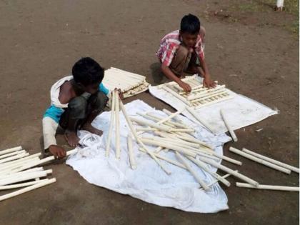 Special Tipperae prepared by dusty pupils: Goddess Tiger Woods in the Satpuda Mountain Range | फासे पारधी विद्यार्थ्यांनी बनविल्या खास टिपऱ्या: सातपुडा पर्वत रांगेतील देवकाळी वृक्षांच्या फांद्यांचा वापर