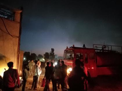 Fierce fire at cooler company in MIDC, Parli | परळीतील एमआयडीसीमध्ये कुलर कंपनीत भीषण आग