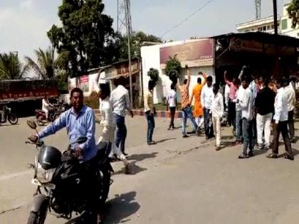 Youth Congress protesters stone pelting at parali petrol pump | Video : परळीत युवक कॉंग्रेसच्या आंदोलनात पेट्रोल पंपावर दगडफेक 