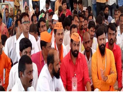 Maratha Reservation: There is no retreat if a concrete decision is made on Maratha reservation; The agitation will be continued in Parli | Maratha Reservation : मराठा आरक्षणावर ठोस निर्णय झाल्याशिवाय माघार नाही; परळी येथील ठिय्या आंदोलन सुरूच राहणार 