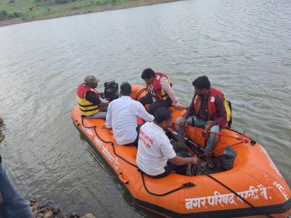 An engineering student who had come to the village on vacation went missing while swimming in the lake | सुटीत गावाकडे आलेला इंजिनिअरिंगचा विद्यार्थी तलावात पोहताना बेपत्ता