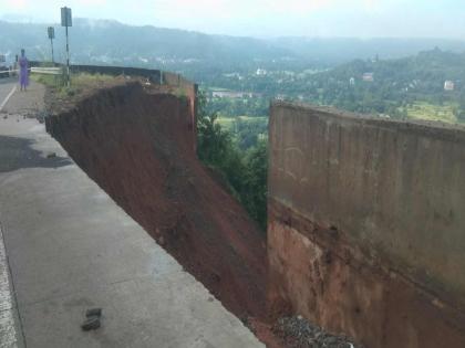 Crack in Parashuram Ghat Mumbai Goa highway hit one way traffic started | परशुराम घाटात भली मोठी दरड कोसळली; मुंबई गोवा महामार्गावर एकेरी वाहतूक सुरू