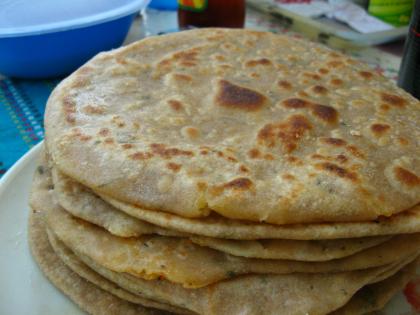 Hearty Paratha stuffed with hearty vegetables and deep fried | Tasty Katta: भरभक्कम भाज्या भरलेला अन् खरपूस भाजलेला पोटभर "पराठा"