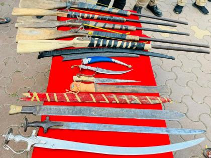 Large arms stock seized in Partur town; Including five village guns, three swords, koyotas | परतूर शहरात मोठा शस्त्रसाठा जप्त; पाच गावठी बंदूका, तीन तलवारी, कोयत्यांचा समावेश