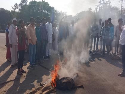 Dr. Babasaheb Ambedkar Constitutional Contempt Case - Markets closed in Parbhani, protesters took to the streets; Tires burnt, traffic blocked | परभणीत बाजारपेठा बंद, आंदोलक रस्त्यावर उतरले; टायर जाळले, वाहतूक रोखली