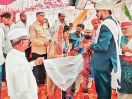 'Shubhamangal Savdhaan' (auspicious occasion) in Bappa's pavilion, the wedding procession was taken out amidst the sound of drums and drums | बाप्पाच्या मंडपातच ‘शुभमंगल सावधान', ढोल-ताशाच्या गजरात काढली जंगी वरात