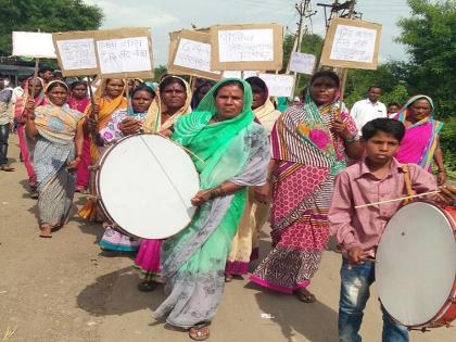 narwadi womens arranged march for prohibitation of alcohol | नरवाडीतील महिलांनी दारूबंदीसाठी काढला हल्लाबोल मोर्चा 