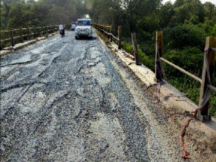 The danger of the bridge on the Rahti Bandha, which was transported from three districts, increased the risk of the bridge; | तीन जिल्ह्यातून वाहतूक होणा-या राहटी बंधा-यावरील पुलाचा धोका वाढला, वाहने जाताना पुलाला बसतात हादरे