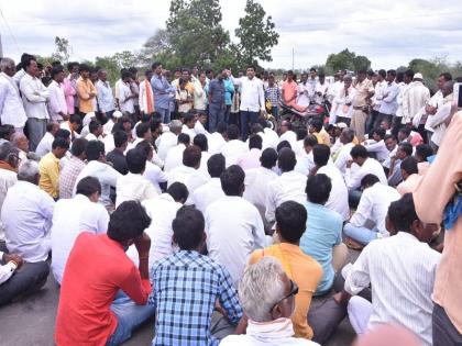 Rasaroko of a farmer for drought relief in Selu | दुष्काळी उपाययोजनांसाठी सेलूत शेतकऱ्यांचा रस्तारोको 