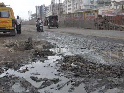 There is no simple discussion on Pardi flight bridges and bad roads. | पारडी उड्डाण पूल व नादुरुस्त रस्त्यांवर साधी चर्चाही नाही!