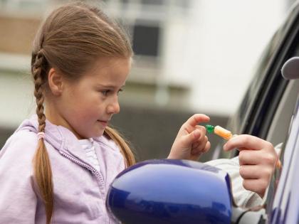 या ५ गोष्टीतून मुलांची अनोळखीबाबत करुन द्या ओळख, सुरक्षेसाठी गरजेचं!