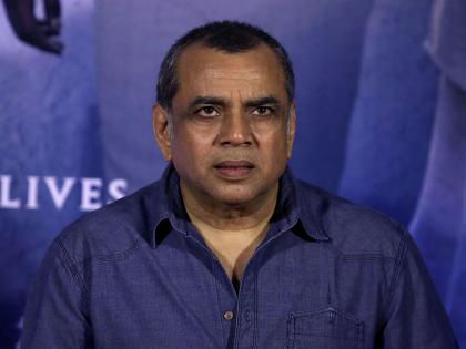 Paresh Rawal Tweets Image Of Bjp mp On Name Of Help Of Poor In coronavirus Lockdown kkg | CoronaVirus: एक किलो बटाट्यांसोबत नेते जमले डझनभर; स्वपक्षीय खासदारावर भडकले परेश रावल