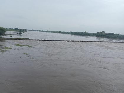 Under the Pargaon Dam the Sangam Island area was cut off heavy rain in pune | पुणे : पारगाव बंधारा पाण्याखाली, संगम बेट परिसराचा संपर्क तुटला