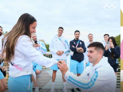 Paris Olympics 2024 Handball player proposed to hockey player then celebrated by kissing in front of everyone | Paris Olympics 2024 मध्ये हँडबॉल प्लेअरनं हॉकीपटूला केलं प्रपोज, नंतर सर्वांसमोर असं केलं सेलिब्रेशन; बघा VIDEO