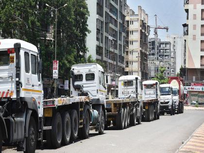 Parking lot of heavy vehicles at the bus terminal in Rajpali | रोडपालीतील बस टर्मिनलवर अवजड वाहनांचे पार्किंग