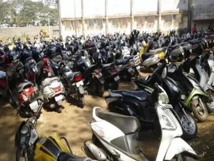 lakhs of rupees per month from hundreds of students Parking for colleges is another income generating business | शेकडाे विद्यार्थ्यांकडून महिन्याकाठी लाखाे रुपये; महाविद्यालयांसाठी पार्किंग दुसरा कमाईचा धंदा