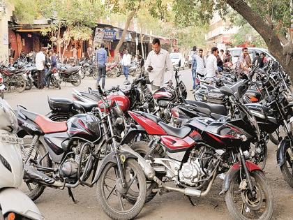 Vehicles outside the white stripes on the road will be picked up | वाहनधारकांनो लक्ष द्या; रस्त्यावरील पांढऱ्या पट्ट्यांबाहेरील वाहने पोलीस उचलणार