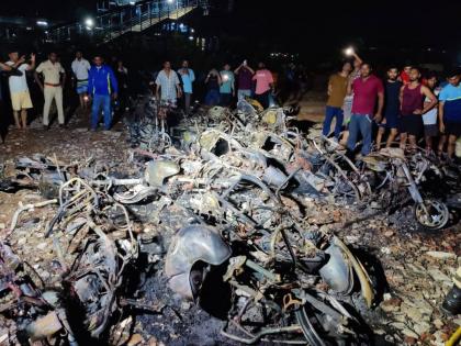 Vehicular fire at Naigaon parking lot, 15-16 two-wheelers gutted | Vasai Virar | नायगाव वाहनतळातील वाहनांना भीषण आग, १५-१६ दुचाकी जळून खाक