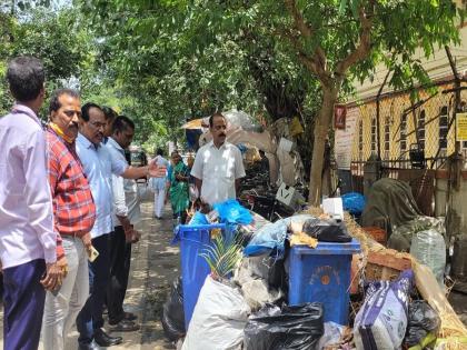 New compactor cars of the municipality lying in the garage due to lack of passing Shocked by Parlekar waste | पासिंग अभावी पालिकेच्या नवीन कॉम्पॅक्टर गाड्या गॅरेजमध्ये पडून! पार्लेकर कचर्‍यामुळे हैराण