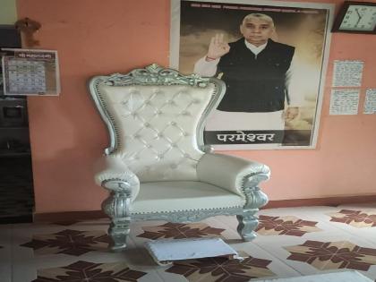 Attempts to persuade the Irkar family from Anantapur Sangli district who had decided to sacrifice their bodies | Sangli: देहत्यागाचा निर्णय घेतलेल्या कुटुंबाचे मन वळविण्याचा प्रयत्न, दररोज वैद्यकीय तपासणी Attempts to persuade the Irkar family from Anantapur Sangli district who had decided to sacrifice their bodies | Sangli: देहत्यागाचा निर्णय घेतलेल्या कुटुंबाचे मन वळविण्याचा प्रयत्न, दररोज वैद्यकीय तपासणी