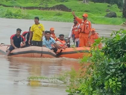 Laborers trapped in floods of Tansa River; NDRF rescued 16 laborers safely | तानसा नदीच्या पुरात मजूर अडकले; एनडीआरएफने १६ मजुरांची केली सुखरूप सुटका