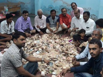 Lakhs donation of Balaji's Gift in Parola | पारोळ्यात बालाजींच्या हुंडीत सव्वापाच लाखांचे दान