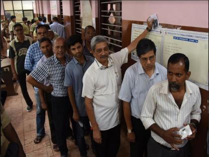 Polling was held in Goa by the Chief Minister, Parrikar | गोव्यामध्ये पोटनिवडणूक शांततेत पार, मुख्यमंत्री पर्रीकरांनी केलं मतदान