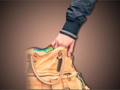 Theft of jewelery purse from MLA Jadhav's mother | आमदार जाधव यांच्या आईकडील दागिन्यांच्या पर्सची चोरी Theft of jewelery purse from MLA Jadhav's mother | आमदार जाधव यांच्या आईकडील दागिन्यांच्या पर्सची चोरी