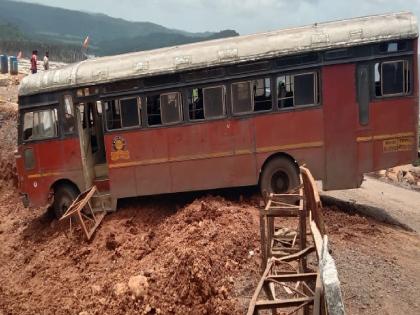 Tucker hit from behind ST bus in Parashuram Ghat, Two passengers injured | Accident: परशुराम घाटात एसटी बसला पाठिमागून टँकरची धडक; वेळ चांगली, अन्यथा..