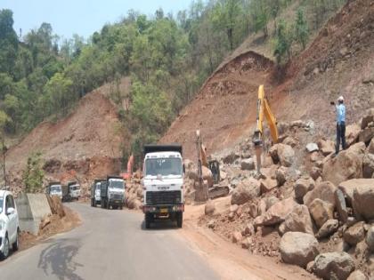 Parashuram Ghat on Mumbai-Goa highway was closed, traffic was diverted | मुंबई- गोवा महामार्गावरील परशुराम घाट प्रवासासाठी बंद, 'या' मार्गे वळवली वाहतूक