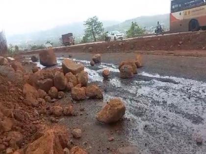 A crack fell again in Parashuram Ghat | Ratnagiri News: परशुराम घाटात पुन्हा दरड कोसळली, मात्र वाहतूक सुरळीतच