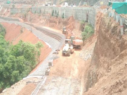 Work on remediation of dangerous landslides at Parshuram Ghat accelerates in four laning of Mumbai Goa highway | Ratnagiri: परशुराम घाटात सुरक्षेची लगीनघाई!, धोकादायक दरडीच्या ठिकाणी जाळीचे काम अंतिम टप्प्यात Work on remediation of dangerous landslides at Parshuram Ghat accelerates in four laning of Mumbai Goa highway | Ratnagiri: परशुराम घाटात सुरक्षेची लगीनघाई!, धोकादायक दरडीच्या ठिकाणी जाळीचे काम अंतिम टप्प्यात