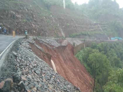 The defense wall collapsed at Parashuram Ghat, exposing the shoddy work of the Mumbai-Goa highway | Ratnagiri: परशुराम घाटात संरक्षण भिंत कोसळली, महामार्गाच्या निकृष्ट कामाचे पितळ उघडे