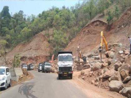 Mumbai-Goa highway will soon be opened at Parshuram Ghat under four lane four lane | प्रवाशांना खुशखबर! परशुराम घाटात कामाला वेग, लवकरच एकेरी मार्ग खुला होणार 