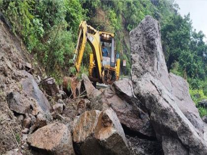 landslides collapsed in Pasarni ghat satara district, traffic jam | सातारा: पसरणी घाटात दरड कोसळली, वाहतूक काही काळ ठप्प