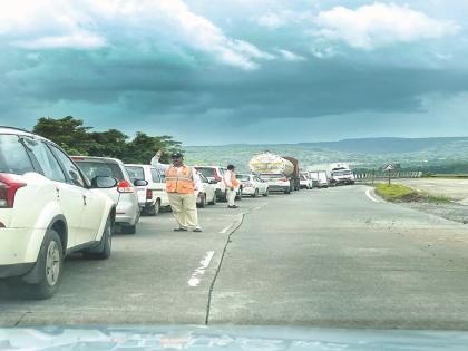 Traffic congestion due to one way road at Parshuram Ghat | Ratnagiri: परशुराम घाटात एकेरी मार्गामुळे वाहतूक कोंडीचा त्रास Traffic congestion due to one way road at Parshuram Ghat | Ratnagiri: परशुराम घाटात एकेरी मार्गामुळे वाहतूक कोंडीचा त्रास