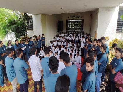 Students of six veterinary colleges across the state are on indefinite strike | शिरवळ येथील क्रांतिसिंह नाना पाटील पशुवैद्यकीय महाविद्यालयातील विद्यार्थी संपावर