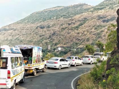 Huge traffic jam in Pasrani Ghat leading to Mahabaleshwar | महाबळेश्वरकडे जाणारा पसरणी घाट वाहनांनी कोंडला, प्रचंड वाहतूक कोंडी 