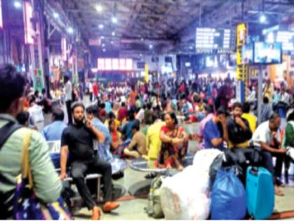 The vacation started... the train left..., the trains going to the village were full; Crowd of passengers in stations | सुट्टी लागली... गाडी सुटली..., गावी जाणाऱ्या रेल्वेगाड्या फुल्ल; स्थानकांमध्ये प्रवाशांची गर्दी