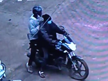 Warkari woman's purse snatched from Nath temple area of Paithan; Thieves get away on a bike | नाथ मंदिर परिसरातून वारकरी महिलेची पर्स हिसकावली; चोरटे दुचाकीवरून पसार