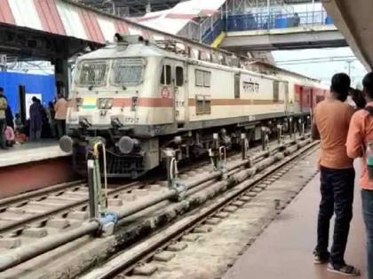 complaint filed for playing obscene video on tv screen at patna railway station | Patna Railway Station :रेल्वे स्टेशनवरील स्क्रीनवर अचानक सुरू झाला पॉर्न व्हिडीओ, प्रवाशांनी केली तक्रार; नेमकं प्रकरण काय?