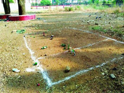  ... the school will have to be abandoned, the erosion of the grassroots and the dawn in the school premises | ...तर शाळा सोडावी लागेल, शाळेच्या आवारातच गर्दुल्ले आणि दारुड्यांचा वावर