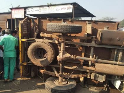 Child dies due to overturning of tempo, 10 sugarcane workers injured | Pune | टेम्पो उलटून भीषण अपघात; एका बालकाचा मृत्यू, १० ऊसतोड कामगार जखमी