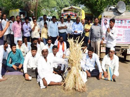 Pathardi taluka declared drought-affected: Farmers' Ratharoko | पाथर्डी तालुका दुष्काळग्रस्त जाहीर करा : शेतक-यांचा रास्तारोको