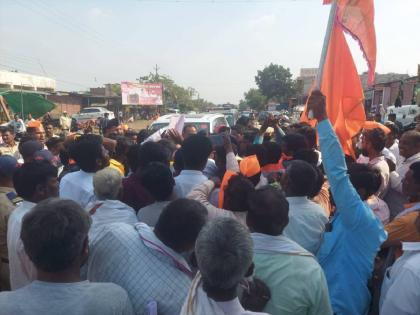 Sports Minister's convoy intercepted, black flags shown to MLA Protesters aggressive for Maratha reservation in Latur district |  क्रीडा मंत्र्यांचा ताफा अडविला, आमदाराला दाखविले काळे झेंडे; लातूर जिल्ह्यात मराठा आरक्षणासाठी आंदोलक आक्रमक